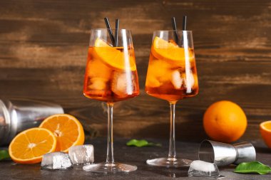 Siyah masada meyveli Aperol sprey kokteyli.