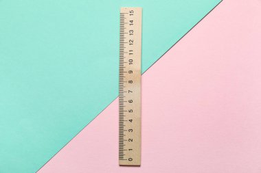 Renk arkaplanı üzerine tahta cetvel