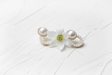 Beyaz arka planda güzel çiçekli zarif küpeler.