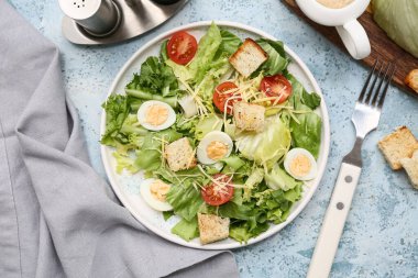 Mavi arka planda lezzetli Sezar salatası.