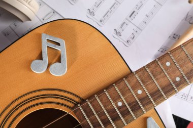 Gitar notalı ve notalı, yakın plan.