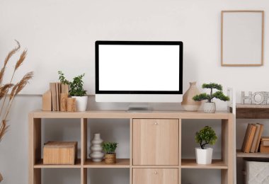 Boş TV monitörü açık salonda bitkiler duruyor.