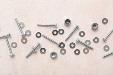 Beyaz grunge arka planda tıklama cıvataları ve krom fındıklar