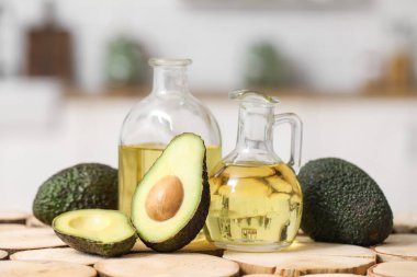 Mutfaktaki ahşap masada taze avokado yağı ve sürahi.