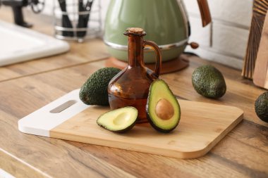 Mutfak tezgahında bir sürahi taze avokado yağı.