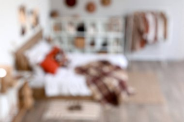 İçinde giysi askılığı ve raf ünitesi olan modern rahat bir yatak odası. Bulanık görünüm