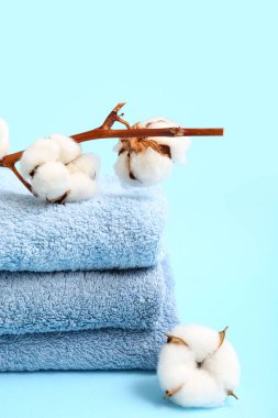 Renk arkaplanına temiz havlu ve pamuk yığını