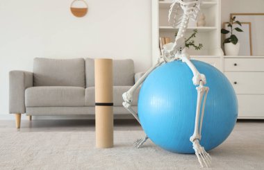 Oturma odasındaki spor salonunda insan iskeleti modeli