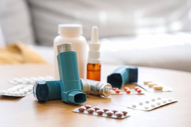 Modern solunum cihazları, haplar ve ilaçlar oturma odasındaki sehpanın üzerinde, yakın plan.