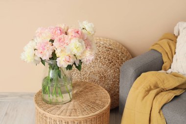 Şık oturma odasında sehpanın üzerinde bir buket güzel şakayık olan vazo, yakın plan.