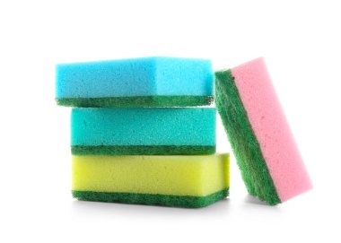 Beyaz arkaplanda temizlik için süngerler