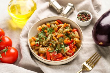 Bir kase sebze yahnisi, domatesli, patlıcanlı, havuçlu ve peçeteli.