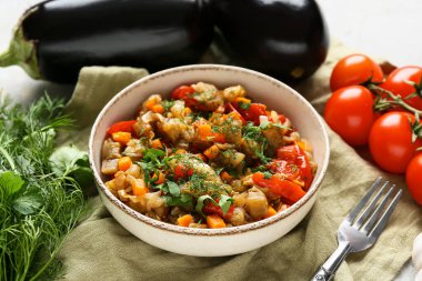 Bir kase yeşil peçeteli sebze güveci.