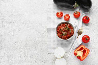 Hafif arkaplanlı sebze güveci.