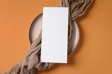 Turuncu zemin üzerinde boş kart ve kumaş olan plaka