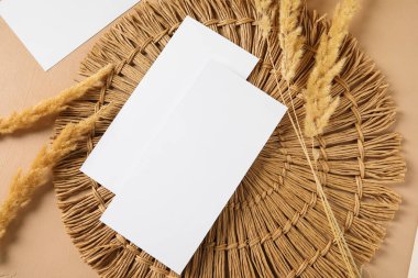 Boş kartlı hasır paspas ve bej arkaplanda pampa otu