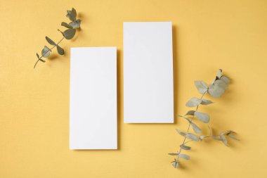 Sarı arkaplanda okaliptüs dalları olan boş kartlar