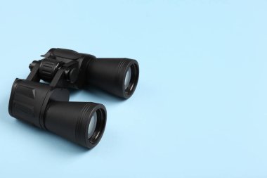 mavi arkaplanda modern dürbünler