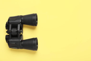 Sarı arkaplanda modern dürbünler