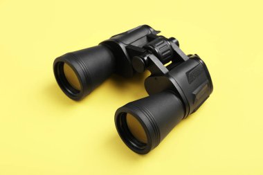 Sarı arkaplanda siyah dürbünler