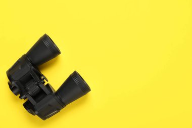 Sarı arkaplanda siyah dürbünler