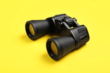 Sarı arkaplanda siyah dürbünler