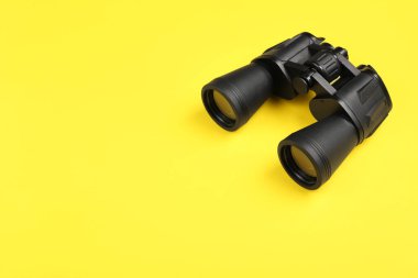 Sarı arkaplanda modern siyah dürbünler