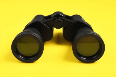 Sarı arkaplanda modern siyah dürbünler