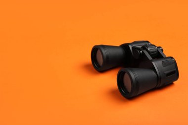 Turuncu arkaplanda modern dürbünler