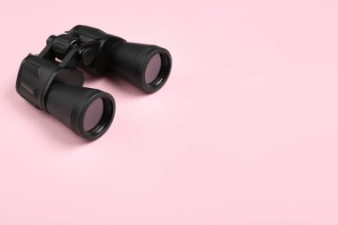 Pembe arkaplanda siyah dürbünler