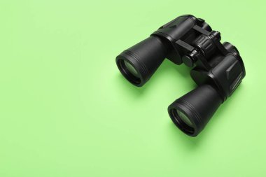 Yeşil arkaplanda modern dürbünler