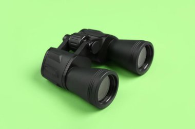 Yeşil arkaplanda modern dürbünler