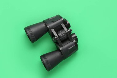 Yeşil arkaplanda siyah dürbünler