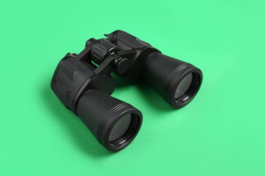 Yeşil arkaplanda siyah dürbünler