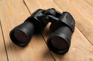 Ahşap zemin üzerinde modern dürbünler