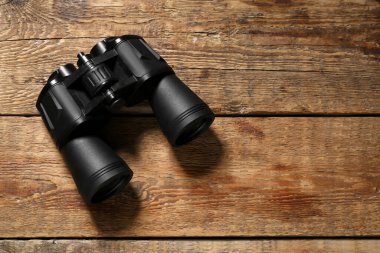 Ahşap arka planda siyah dürbünler