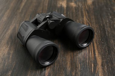 Ahşap arka planda siyah dürbünler