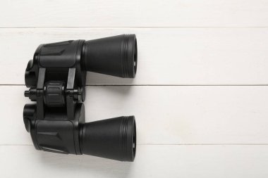 Beyaz ahşap zemin üzerinde modern dürbünler