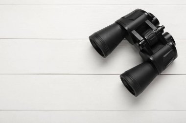 Beyaz ahşap zemin üzerinde modern dürbünler