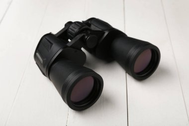 Beyaz ahşap zemin üzerinde modern dürbünler