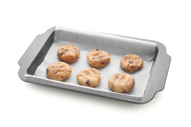 Beyaz arka planda pişmemiş kurabiyeli fırın tabağı