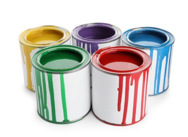 Beyaz arkaplanda renk boyalı kutular