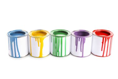 Beyaz arkaplanda renk boyalı kutular