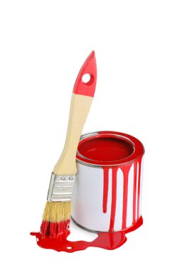 Beyaz arkaplanda fırça ile kırmızı boya kutusu