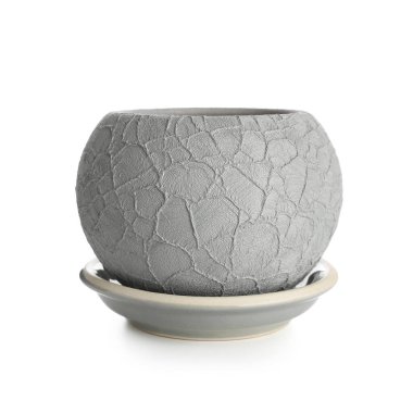 Beyaz arkaplanda gri seramik saksı