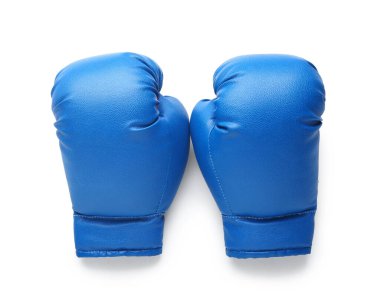 Beyaz arka planda mavi boks eldivenleri.