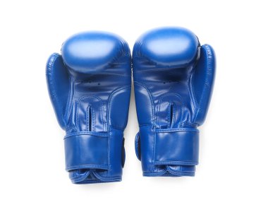 Beyaz arka planda mavi boks eldivenleri.