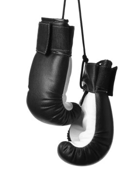 Beyaz arka planda asılı siyah boks eldivenleri.