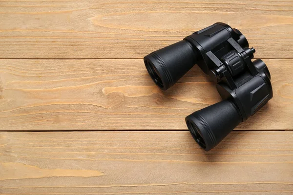 Ahşap zemin üzerinde modern dürbünler