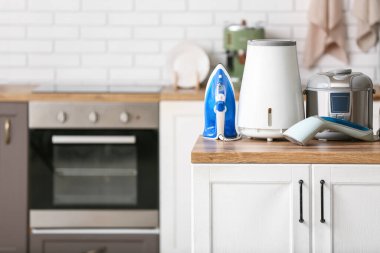 Mutfakta farklı modern ev aletleri var.